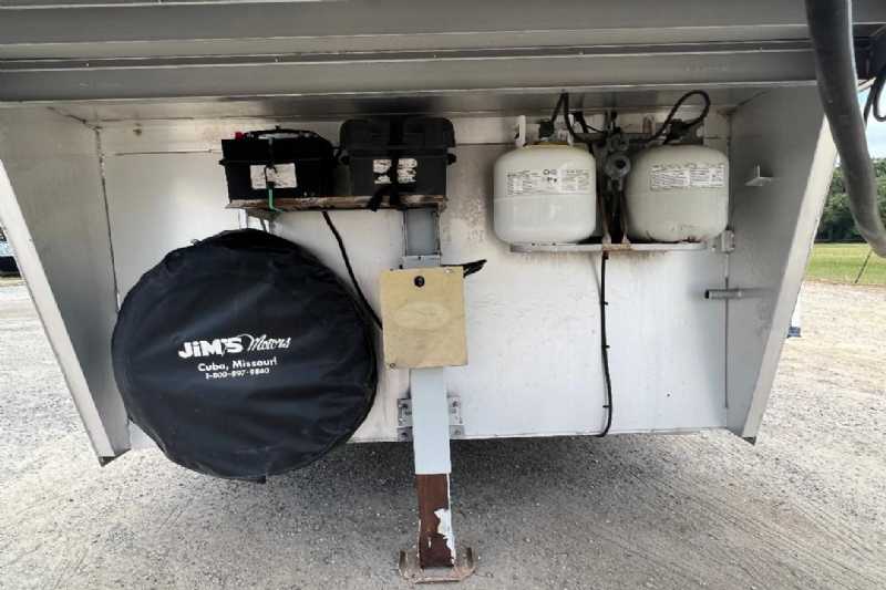 Used 2000 Kiefer Built 7311LQ 3 Horse Trailer with 11' Short Wall - Image 3
