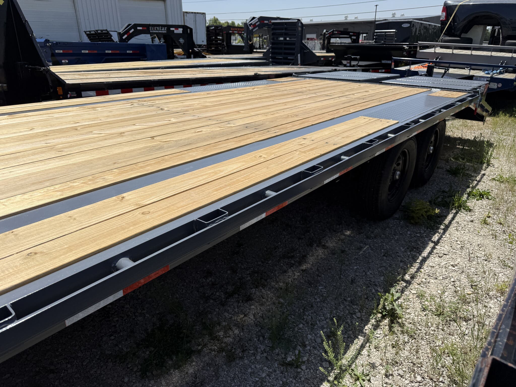 2026 Down 2 Earth 8.5' x 25' (20+5) Gooseneck Equipment (2)7K Axles Gallery - Image 9