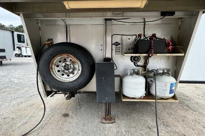 Used 2006 Exiss 307LQ 3 Horse Trailer with 7' Short Wall - Image 3
