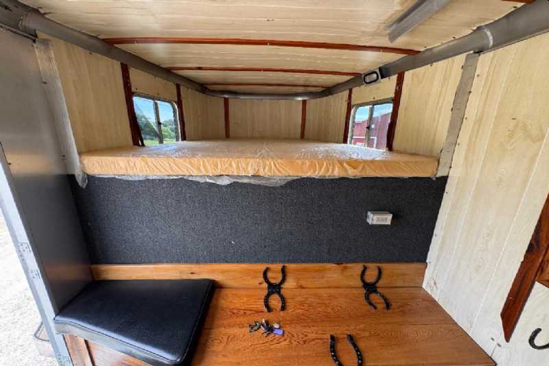 Used 2000 Sooner 7304GN 3 Horse Trailer with 4' Short Wall - Image 5