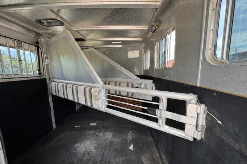 Used 2000 Sooner 7304GN 3 Horse Trailer with 4' Short Wall - Image 8
