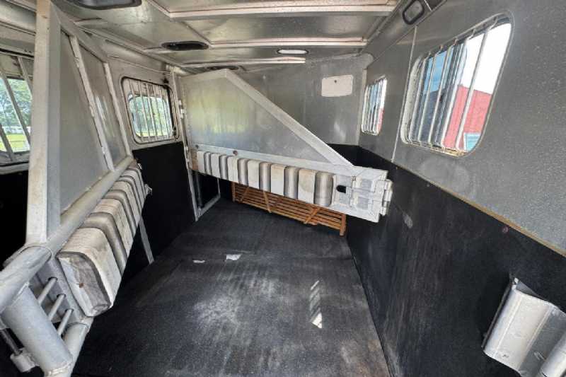 Used 2000 Sooner 7304GN 3 Horse Trailer with 4' Short Wall - Image 9
