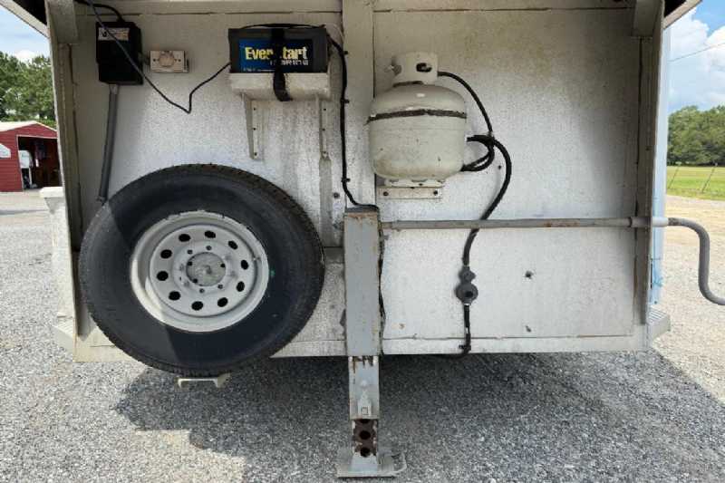 Used 2000 Sooner 7304GN 3 Horse Trailer with 4' Short Wall - Image 2