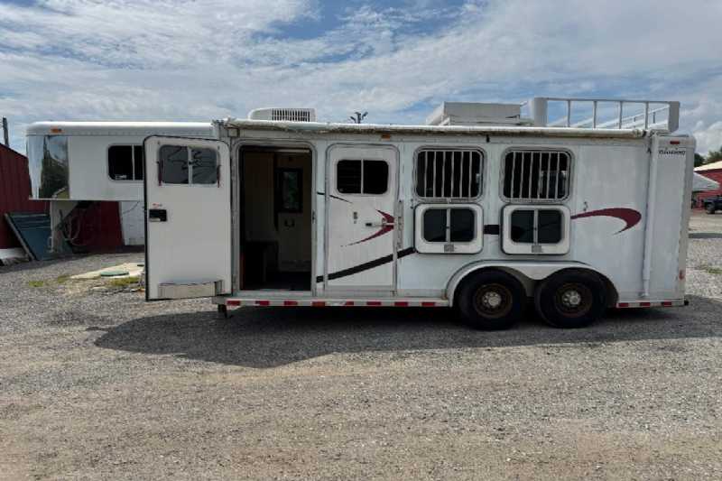 Used 2000 Sooner 7304GN 3 Horse Trailer with 4' Short Wall - Image 4