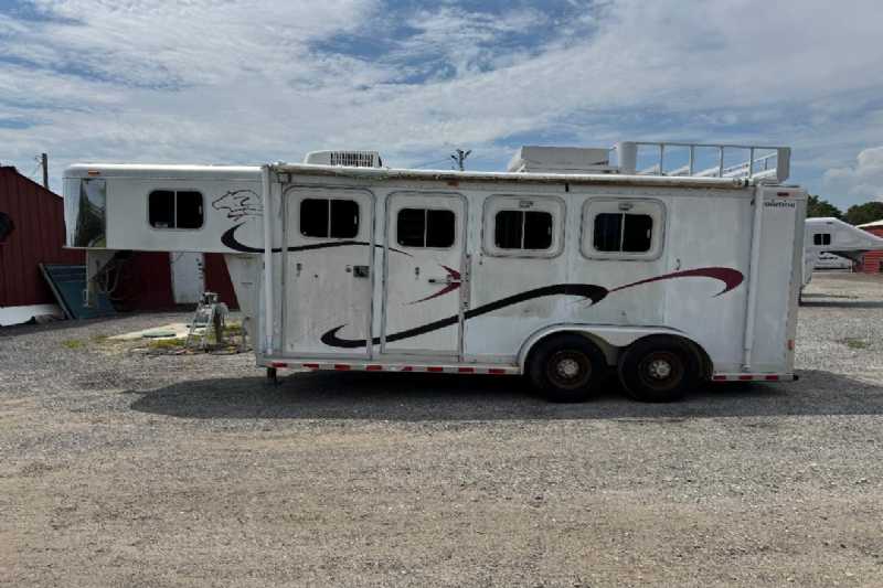 Used 2000 Sooner 7304GN 3 Horse Trailer with 4' Short Wall - Image 3