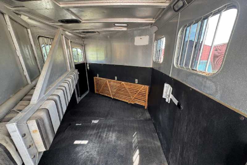 Used 2000 Sooner 7304GN 3 Horse Trailer with 4' Short Wall - Image 11