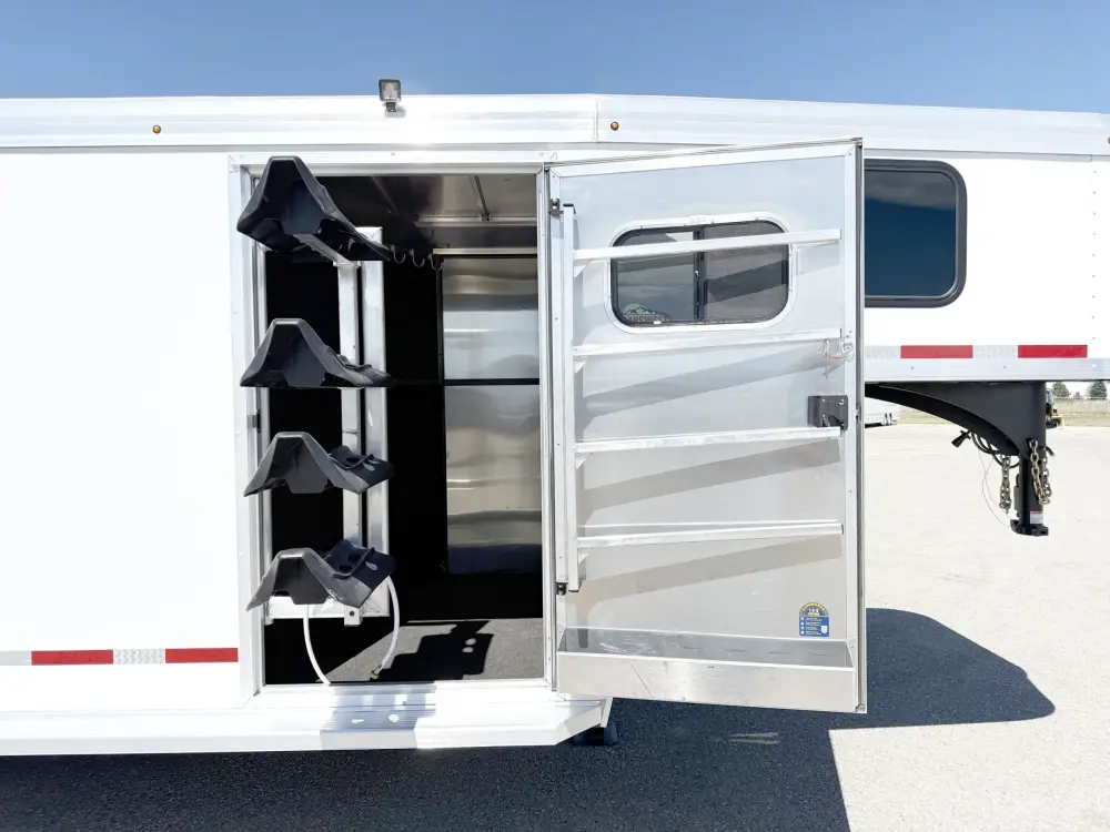 2026 Logan Coach Bullseye 4HGN Used 4 Horse Gooseneck Slant Load Trailer - Image 7