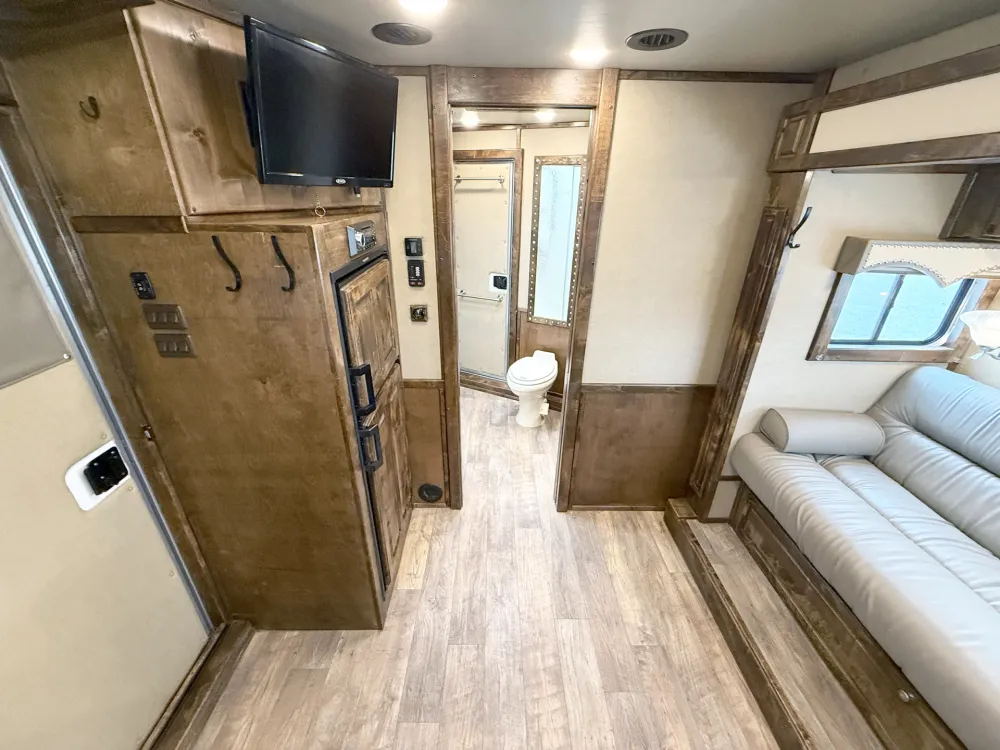 2021 Cimarron Norstar 4HLQ Used 4 Horse Gooseneck Living Quarters Trailer - Image 11