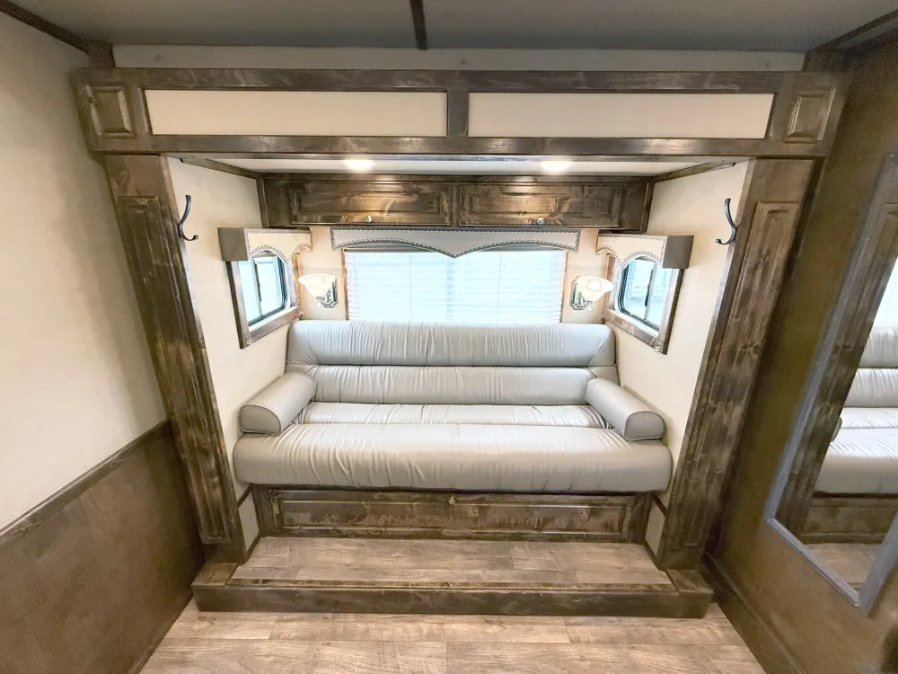 2021 Cimarron Norstar 4HLQ Used 4 Horse Gooseneck Living Quarters Trailer - Image 12