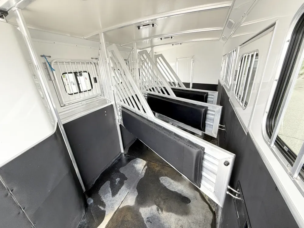 2021 Cimarron Norstar 4HLQ Used 4 Horse Gooseneck Living Quarters Trailer - Image 2