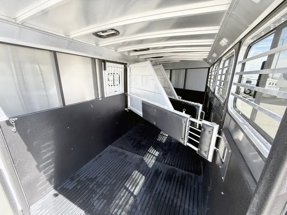 2026 Logan Coach Bullseye 4HGN Used 4 Horse Gooseneck Slant Load Trailer - Image 3