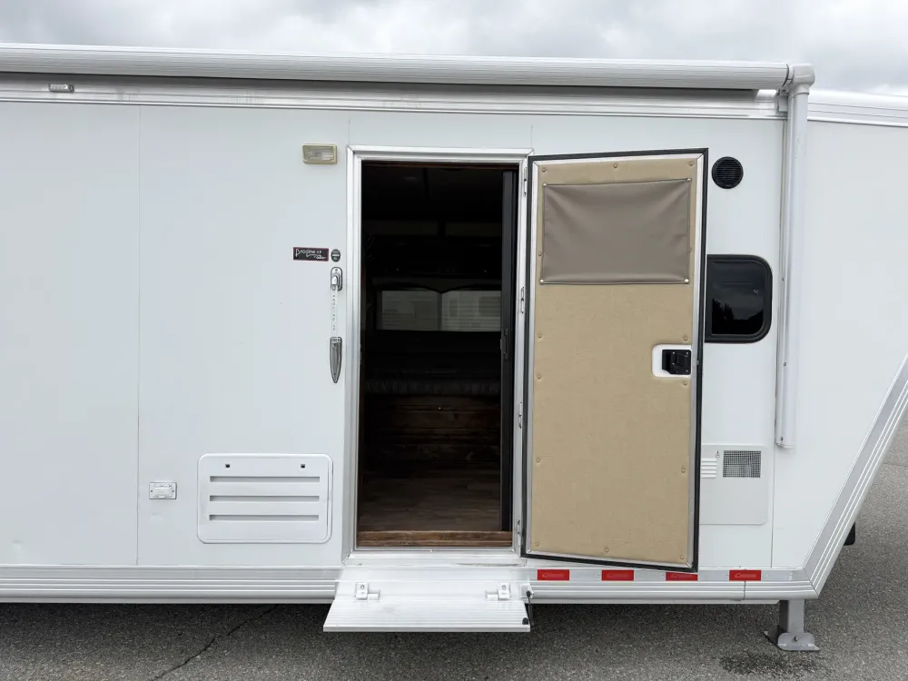 2021 Cimarron Norstar 4HLQ Used 4 Horse Gooseneck Living Quarters Trailer - Image 6