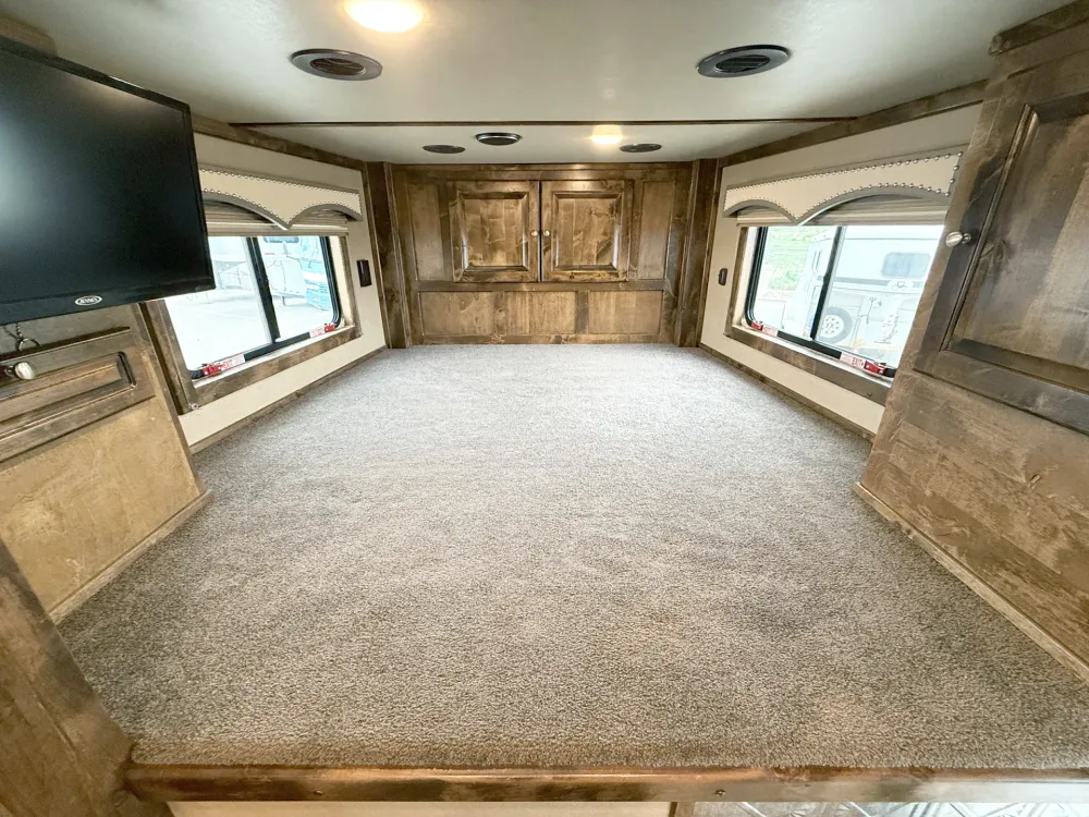 2021 Cimarron Norstar 4HLQ Used 4 Horse Gooseneck Living Quarters Trailer - Image 7