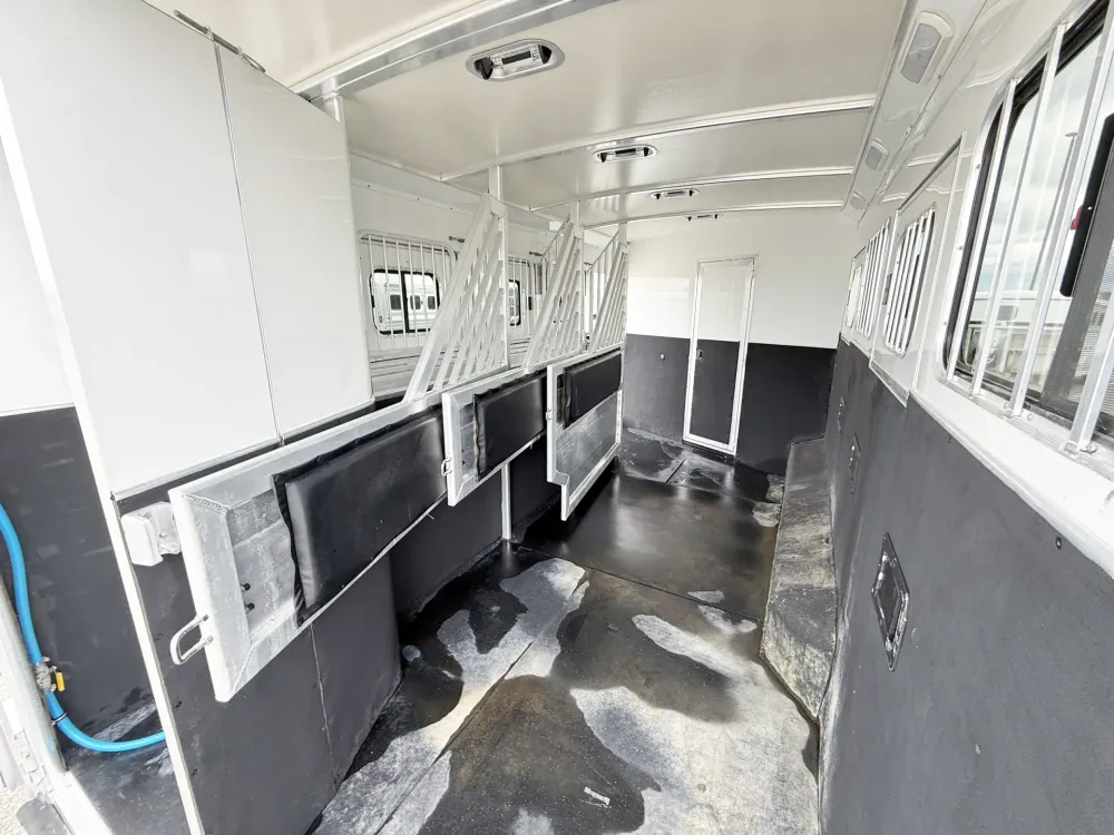 2021 Cimarron Norstar 4HLQ Used 4 Horse Gooseneck Living Quarters Trailer - Image 13