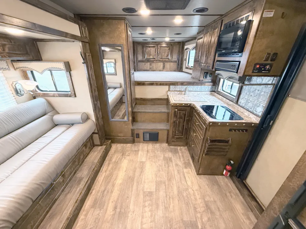 2021 Cimarron Norstar 4HLQ Used 4 Horse Gooseneck Living Quarters Trailer - Image 8
