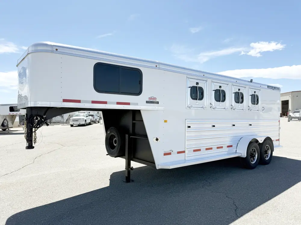 2026 Logan Coach Bullseye 4HGN Used 4 Horse Gooseneck Slant Load Trailer - Image 4