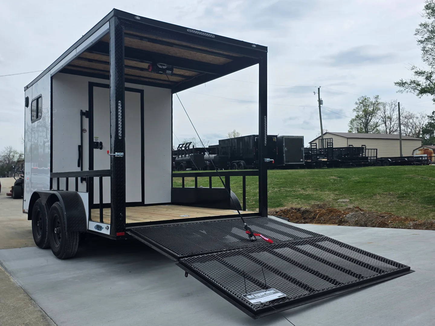 7' x 14' White V-Nose Hybrid Enclosed Trailer with 6' Gate - Image 9