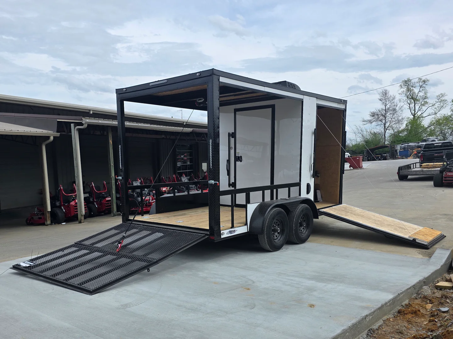 7' x 14' White V-Nose Hybrid Enclosed Trailer with 6' Gate - Image 8