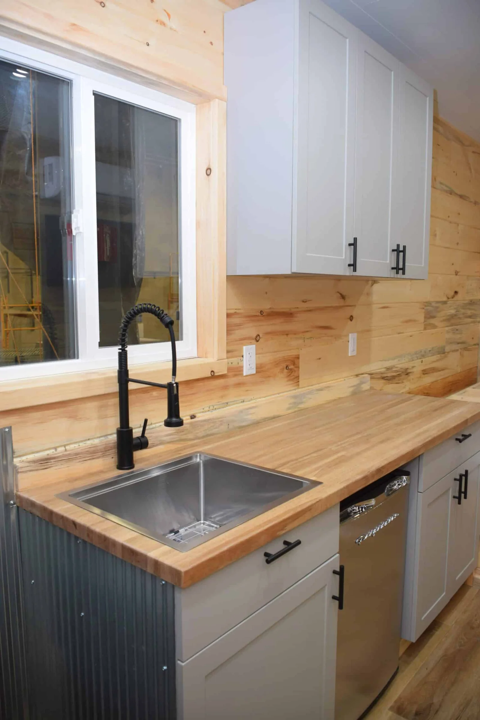 40ft Augustine Luxury Container Home | Modern Prefabricated Shipping Container House with Kitchen, Bathroom & Garage - Image 12