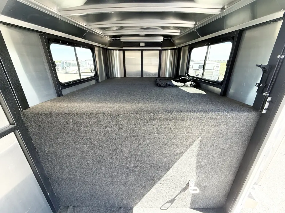 2026 Logan Coach Bullseye 4HGN Used 4 Horse Gooseneck Slant Load Trailer - Image 11