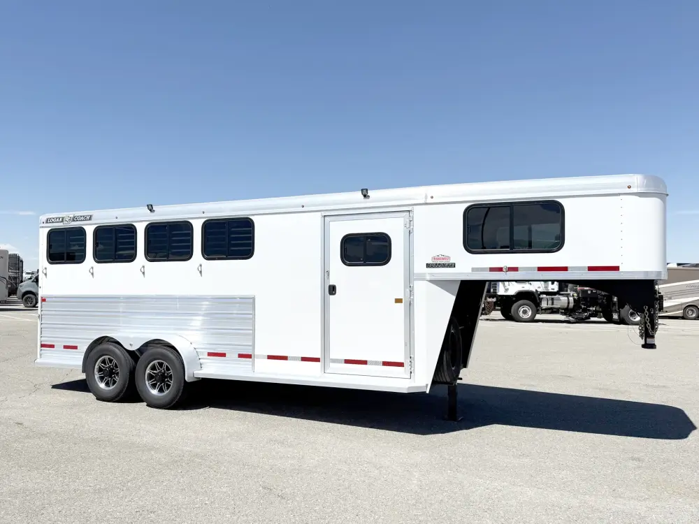 2026 Logan Coach Bullseye 4HGN Used 4 Horse Gooseneck Slant Load Trailer - Image 10