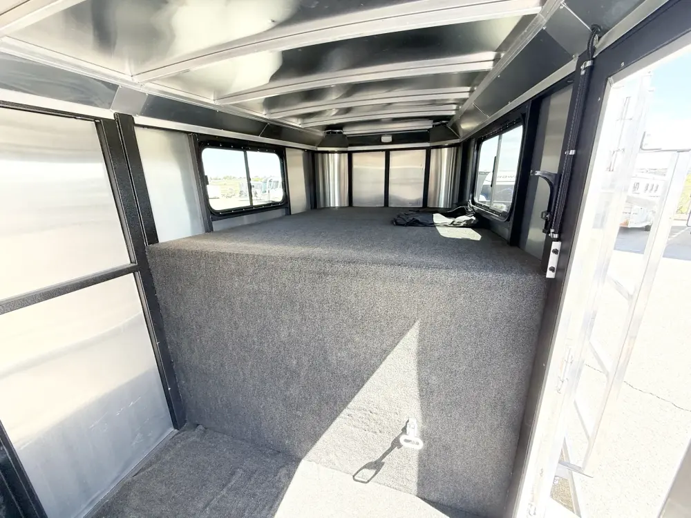 2026 Logan Coach Bullseye 4HGN Used 4 Horse Gooseneck Slant Load Trailer - Image 13