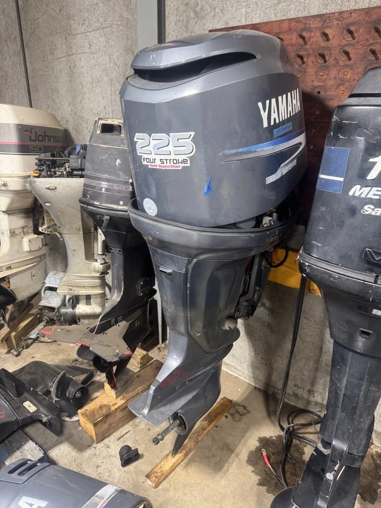 2004 Yamaha F225 225HP 4-Stroke EFI V6 Outboard Motor 25" LH Counter Rotation - Image 2