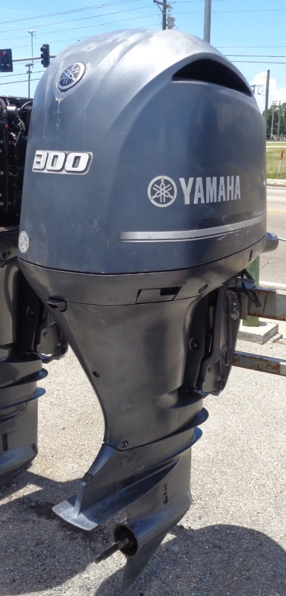 2018 Yamaha F300XCA 300HP 4-Stroke EFI Outboard Motor 25" Shaft DEC Electric Shift - Image 2