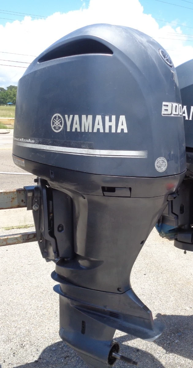 2018 Yamaha F300XCA 300HP 4-Stroke EFI Outboard Motor 25" Shaft DEC Electric Shift - Image 12