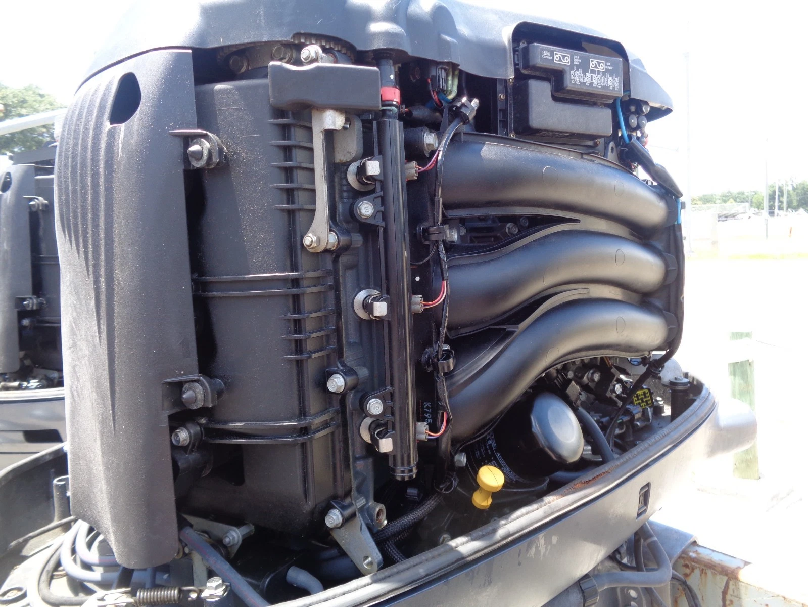 2018 Yamaha F300XCA 300HP 4-Stroke EFI Outboard Motor 25" Shaft DEC Electric Shift - Image 7